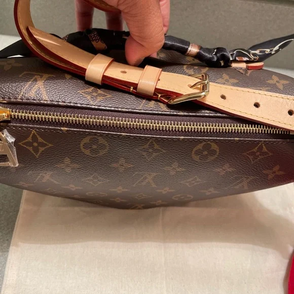 ❌❌SOLD❌❌Louis Vuitton bumbag brand new with microchip made in france $5,000 - Picture 4 of 5